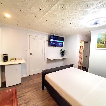 Renovated Cozy Bedroom With Private Washroom Toronto Exterior photo