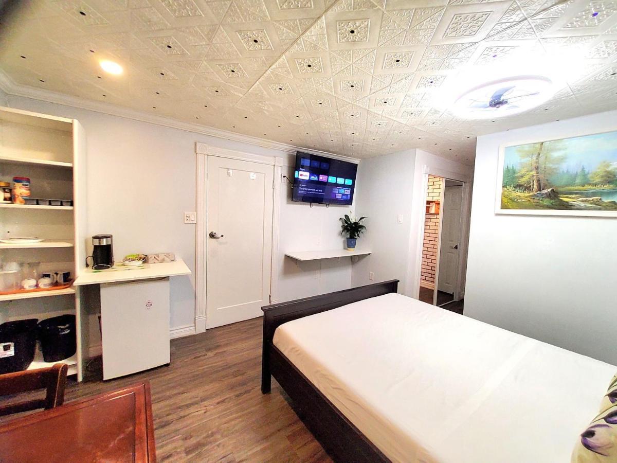 Séjour chez l'habitant Renovated Cozy Bedroom With Private Washroom *